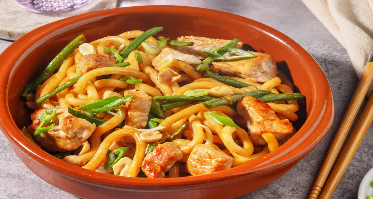 Noodles udon alla lonza e salsa di miso con fagiolini allo zenzero, cipollotto e arachidi