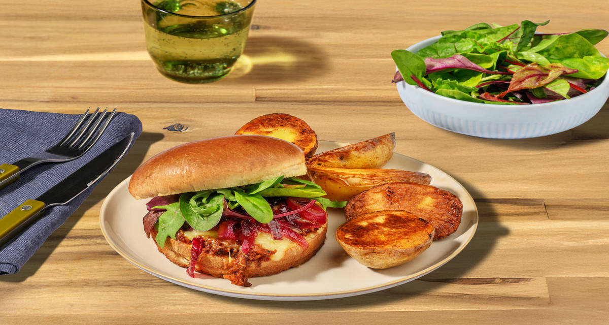 Burger BBQ al pulled chicken e cheddar con cipolle agrodolci, patate e insalata