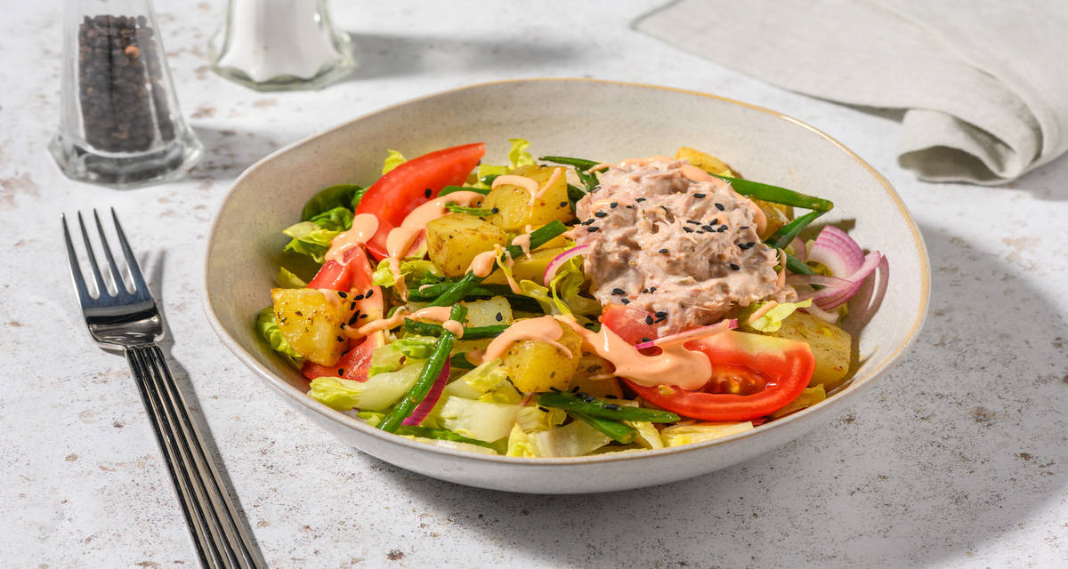 Fusion salade Niçoise met tonijn, citroenmayonaise en sesamzaadjes met sperziebonen, ingelegde ui en tomaat