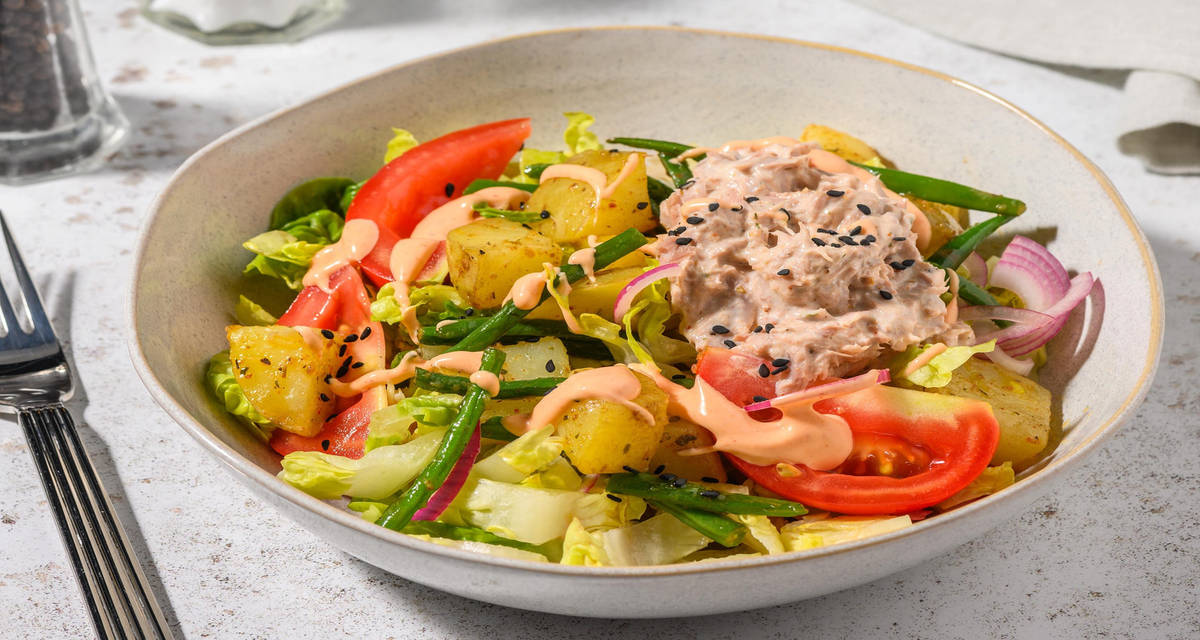 Salade niçoise fusion au thon, mayonnaise au citron et graines de sésame haricots verts, tomate et oignon mariné