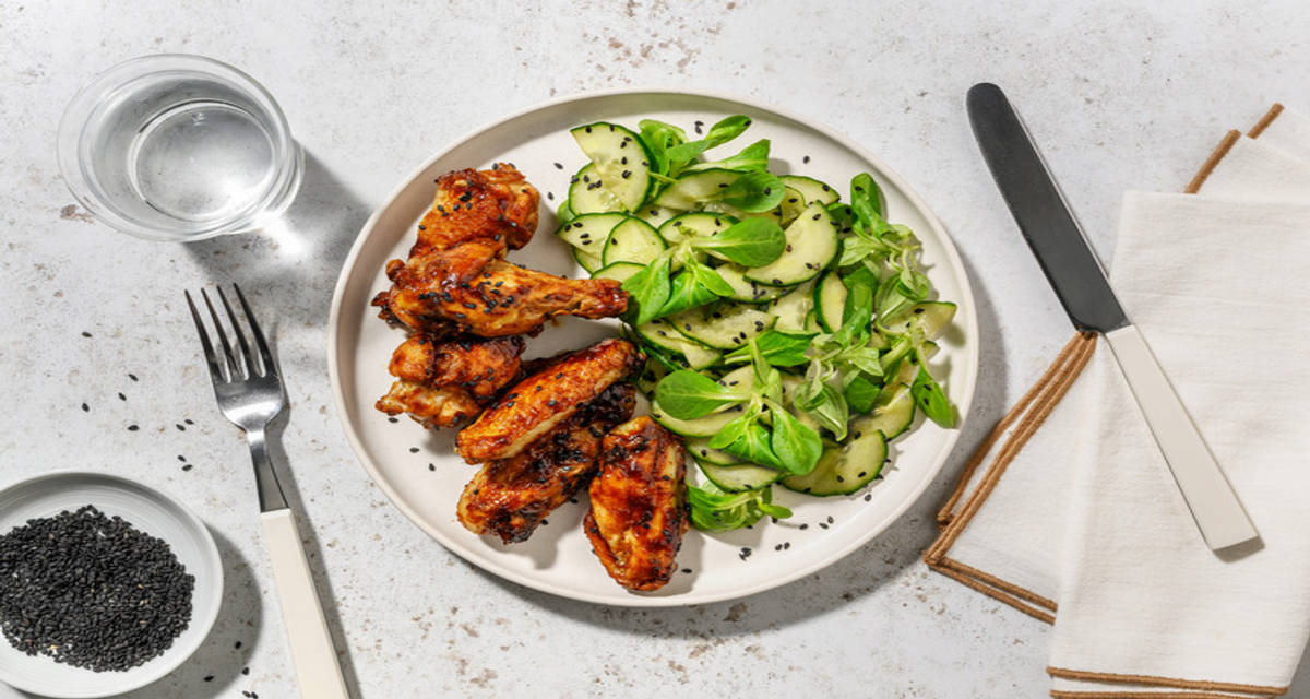 Alitas de pollo en nuestro escabeche asiático con ensalada de pepino y canónigos