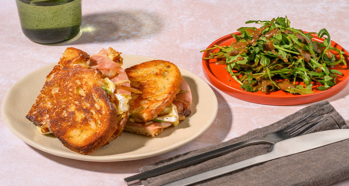 Toastie poulet tranché, brie & confit de figues avec une salade vinaigrée