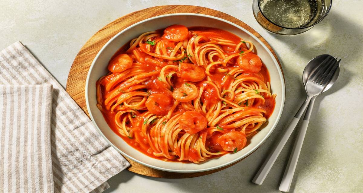 Tagliatelle fraîches all'arrabbiata & crevettes garnies de sauce tomate au piri-piri & persil