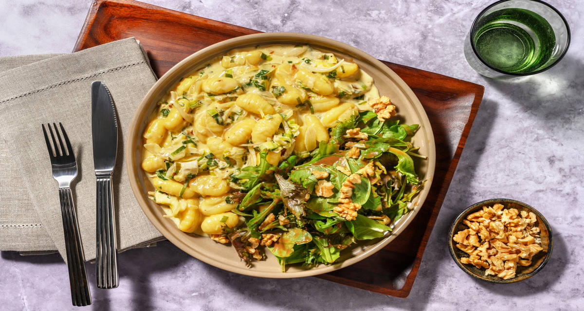 Gnocchi, sauce au bleu & poireau fondant avec de la muscade & une salade aux noix