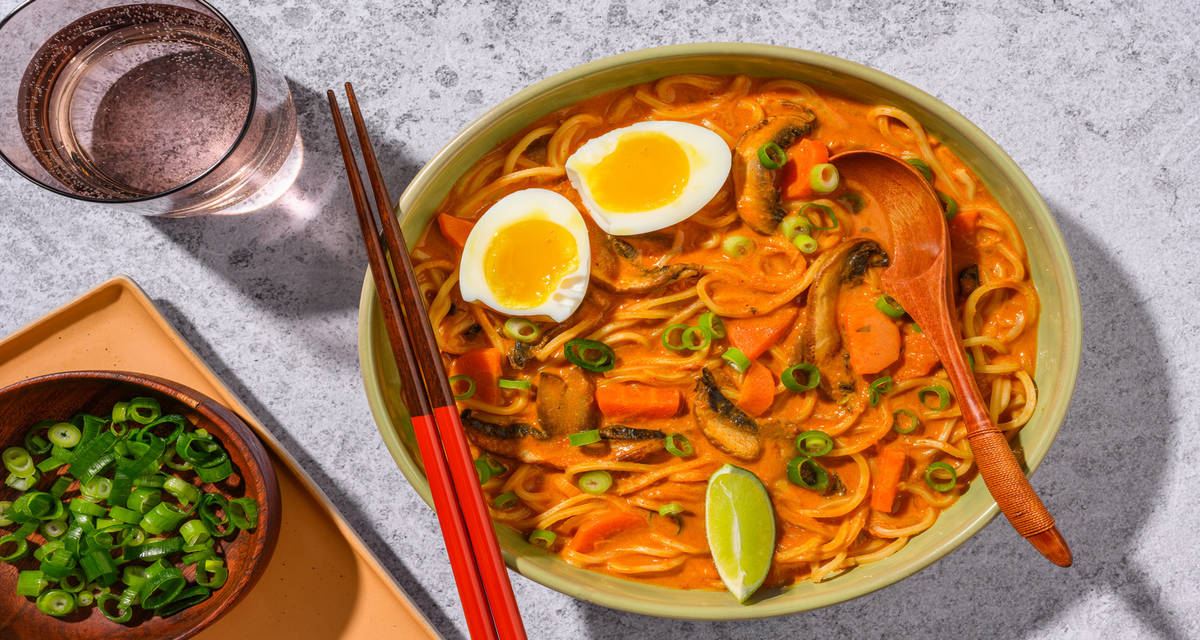 Curry laksa de nouilles & coco avec un œuf mollet & du portobello