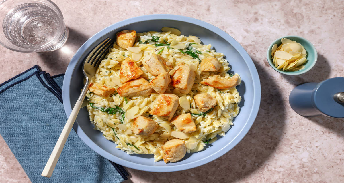 One Pot : orzo, poulet & fromage frais avec des épinards & des amandes