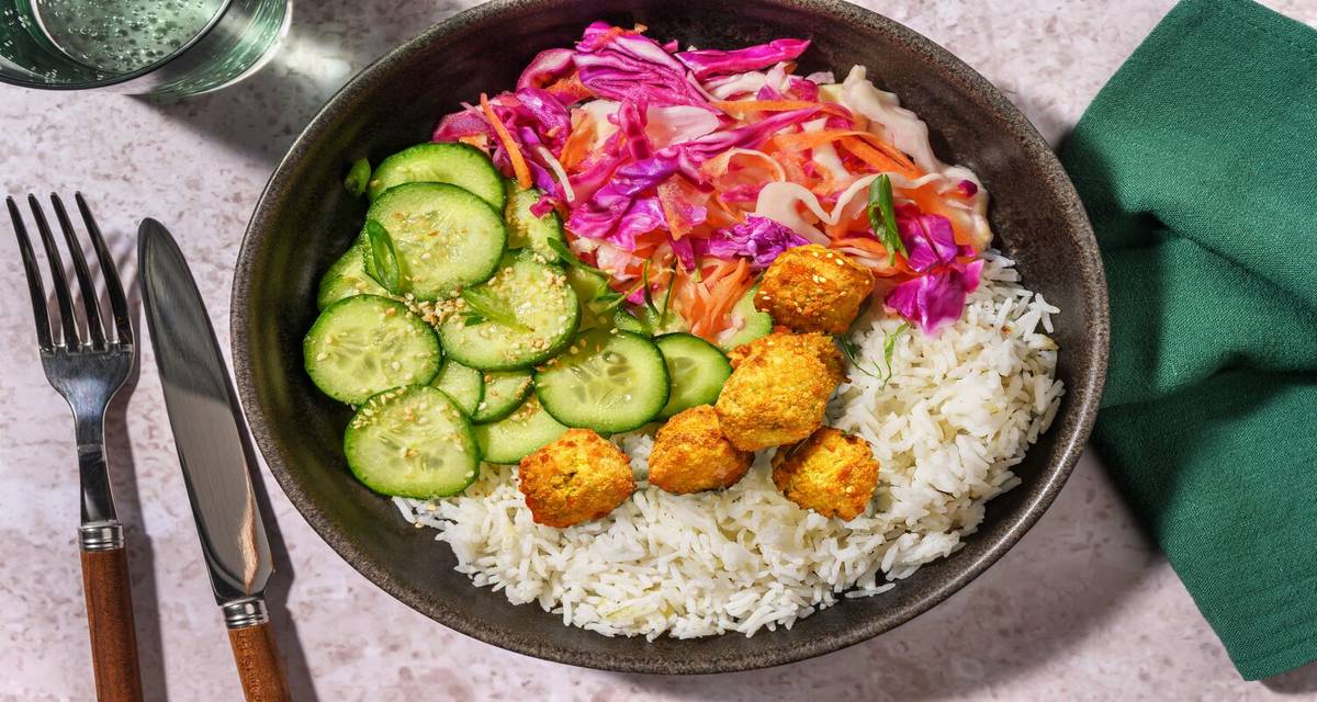 Buddha bowl de boulettes veggie, gomasio & riz avec des crudités aigres-douces & du sésame