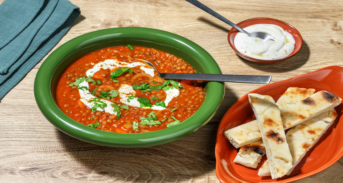 Zuppa di legumi e yogurt greco stile 'Harira' con coriandolo, spezie e pane Naan
