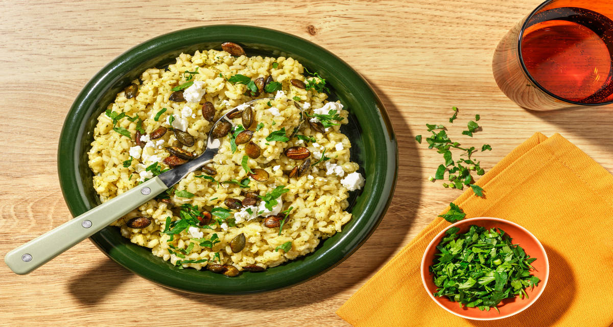 Orzo cremoso con pesto de albahaca, queso griego y langostinos con semillas de calabaza