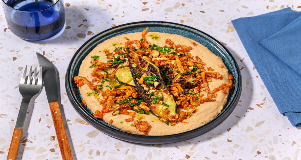 Calabacín asado con bacon vegano de tofu con picada de avellanas y cremoso de judías