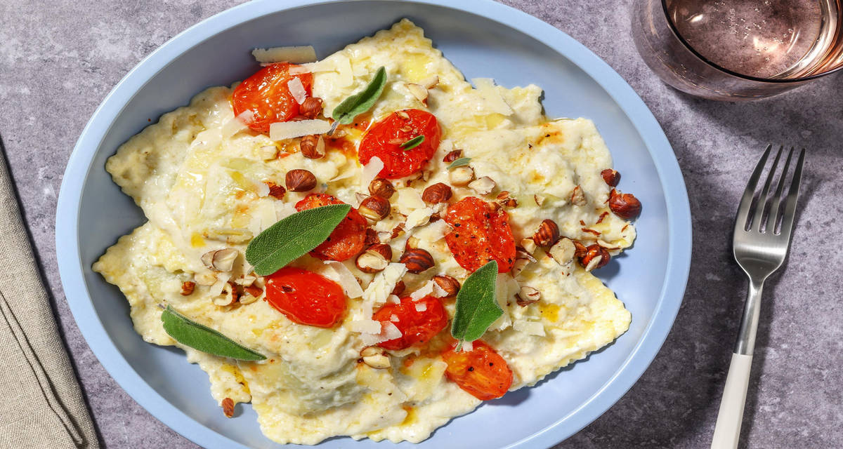 Ravioli di zucchine trombetta e ricotta con fonduta di caprino, pomodorini e nocciole