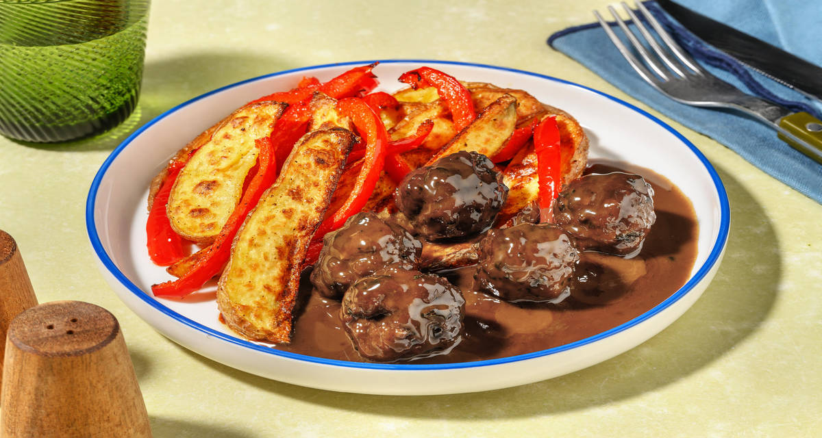 Albóndigas con salsa al estilo asiático con patatas y pimientos al horno