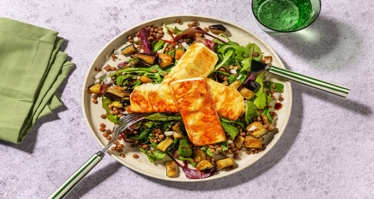 Ensalada de lentejas con queso estilo chipriota con menta y aderezo de miel y limón