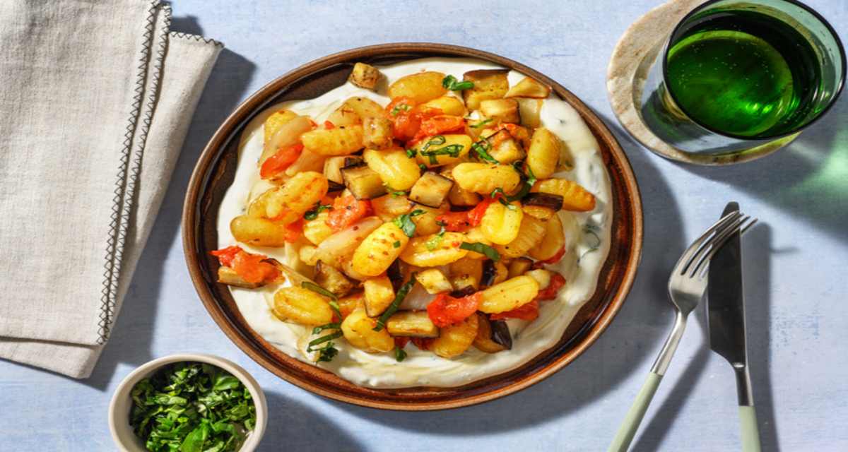¡Todo al horno! Gnocchis con langostinos y salsa de queso con verduras al horno, albahaca y miel-image