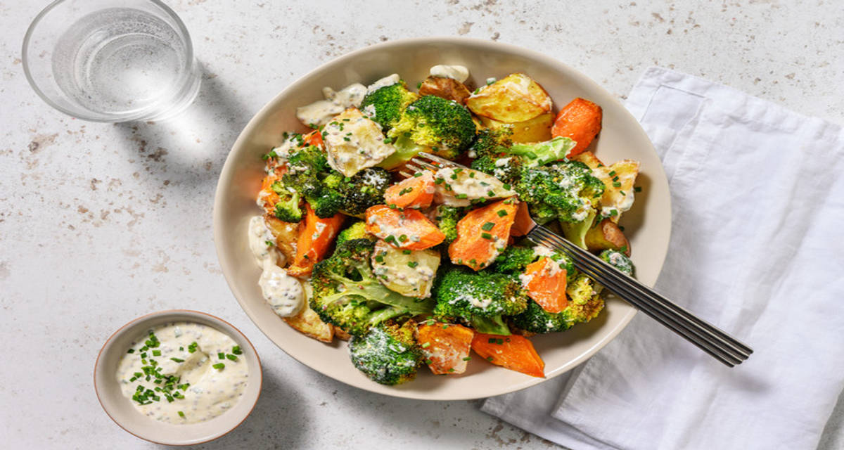 ¡Todo al horno! Ensalada de patata asada con salmón con zanahoria, brócoli y salsa fresca de cebollino