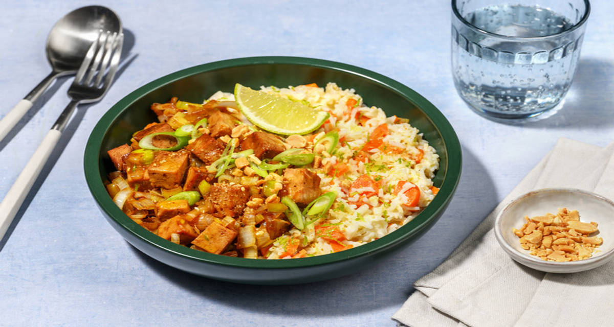 Le Végé : riz à la coco & tofu caramélisé avec du poireau, des cacahuètes & du citron