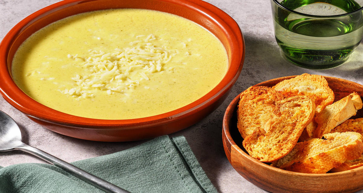 Soupe réconfortante au brocoli & gouda avec des crostinis au paprika fumé