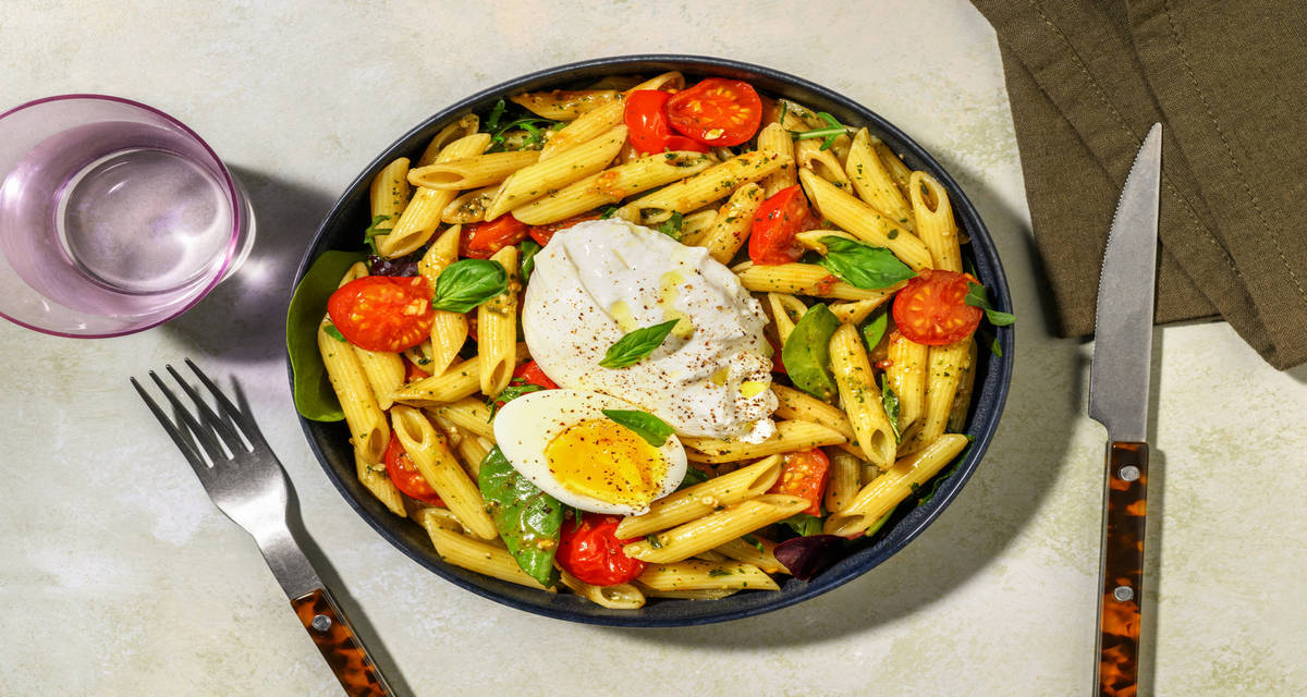 La Puglia : penne, burrata & basilic avec des tomates cerises & de la salade