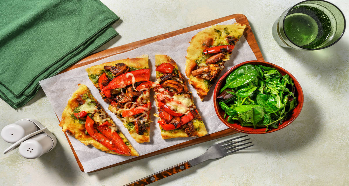 Pizza naan Verdura mozza, pesto & poivrons avec des champis, des tomates & une salade