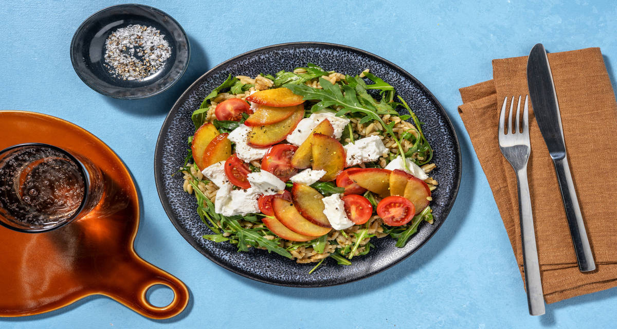 Bowl d'orzo, burrata & nectarine grillée avec une vinaigrette au pesto