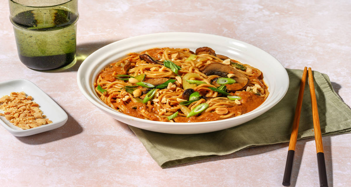 Nouilles complètes au portobello & pak choï avec une sauce satay au sésame & du piment