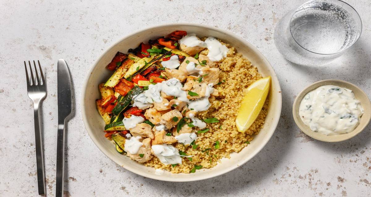 Poulet Label Rouge, sauce labneh & courgette avec du quinoa, de la menthe & du citron