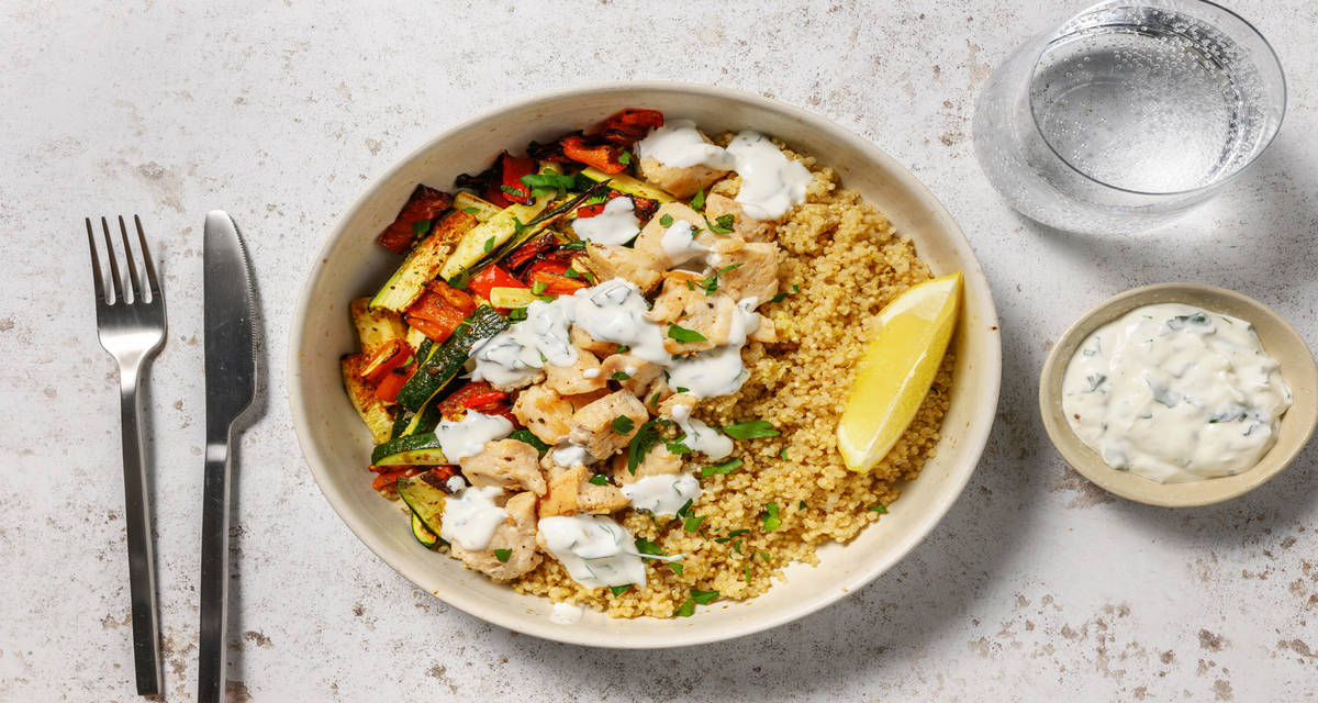 Dinde grillée, courgette & sauce labneh avec du quinoa, de la menthe & du citron