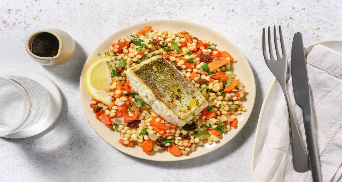 Filet de barramundi & sauce aux herbes avec du couscous perlé & des légumes fondants