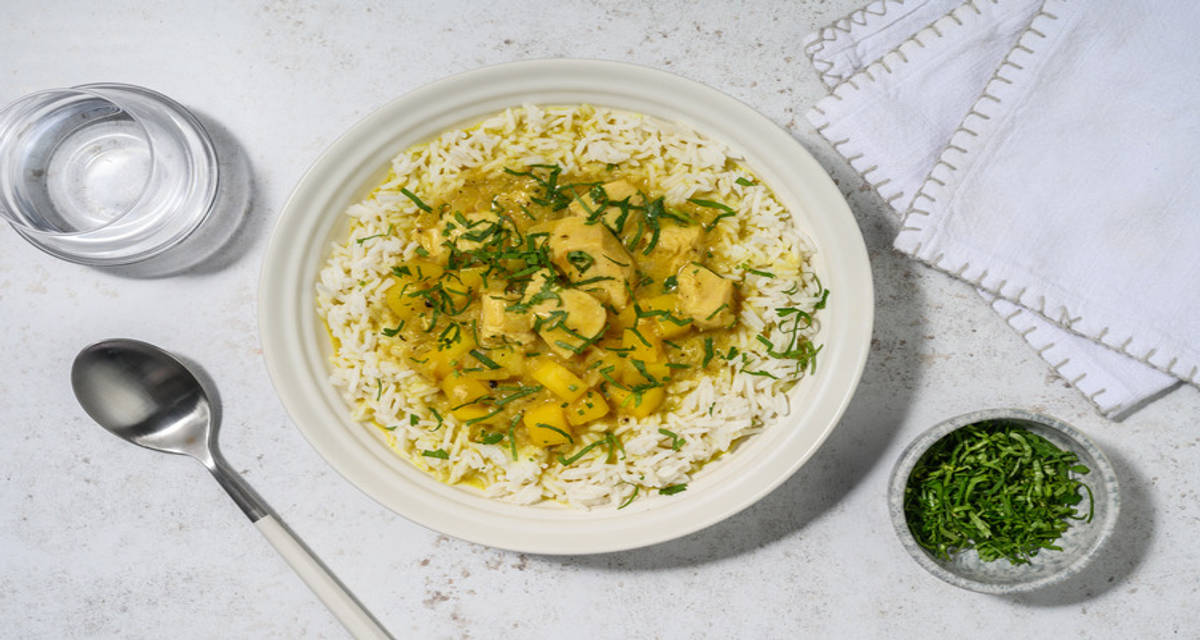 Poulet doré au curry & à la mangue avec du lait de coco & de la coriandre