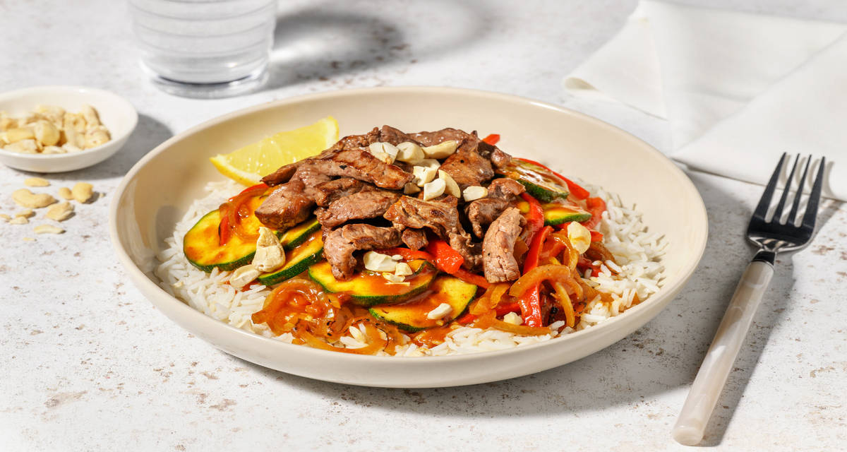 Wok de bœuf, courgette & poivron au curry avec des noix de cajou & du riz