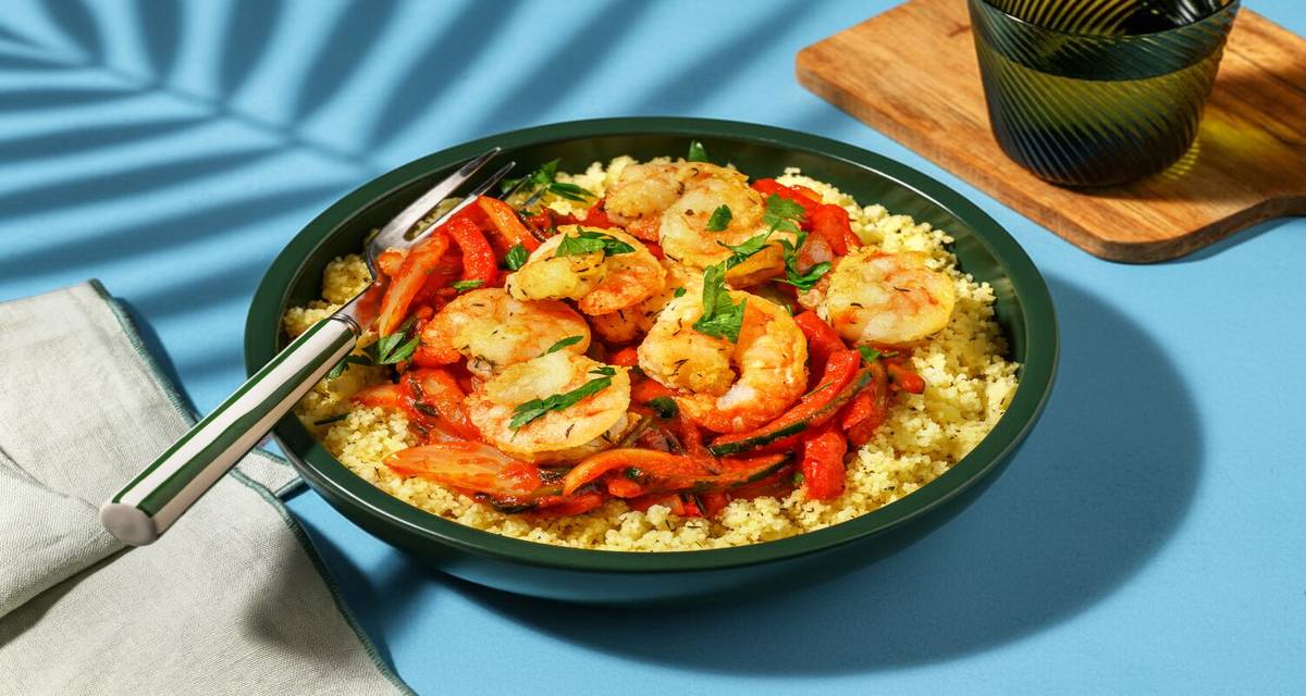 Crevettes piquantes au piri-piri & poivrons avec de la semoule au thym & du persil