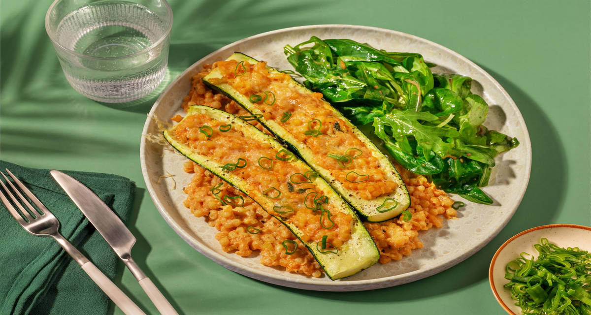 Courgette farcie au couscous perlé & chèvre garnies de pesto rosso & épices à l'italienne