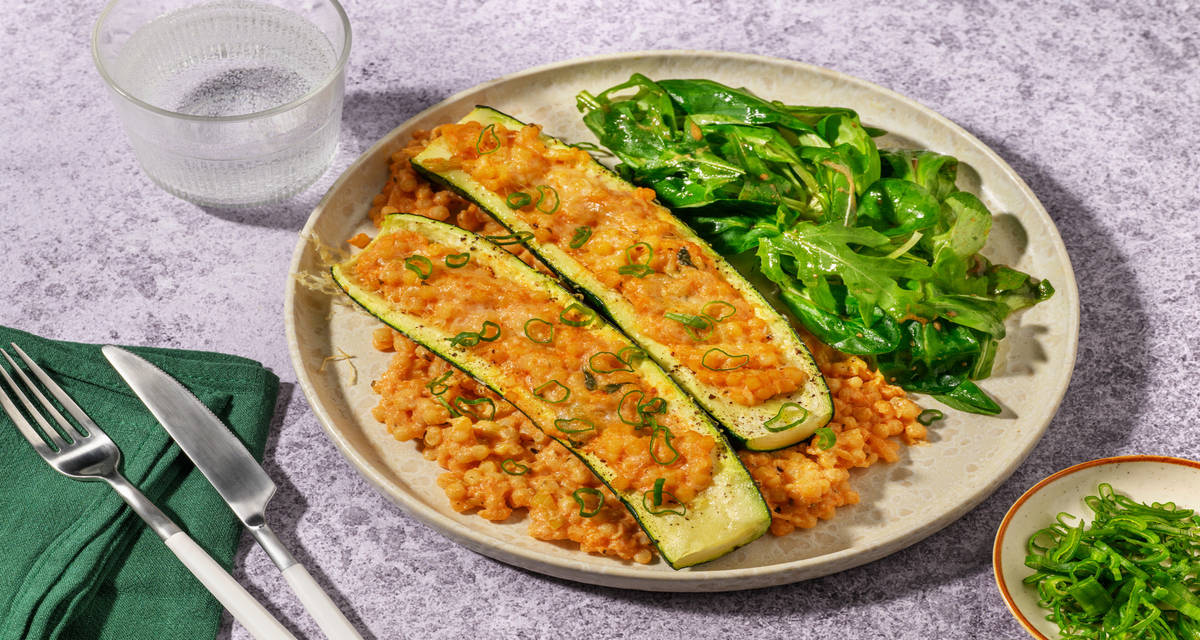 Courgette farcie au couscous perlé & chèvre avec du basilic & des épices italiennes