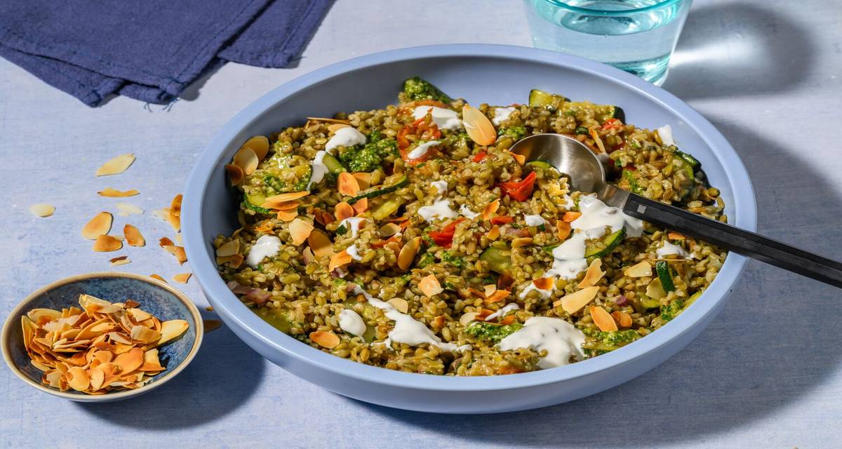Summer Bowl oriental : blé précuit & labneh avec une sauce zhoug à la coriandre