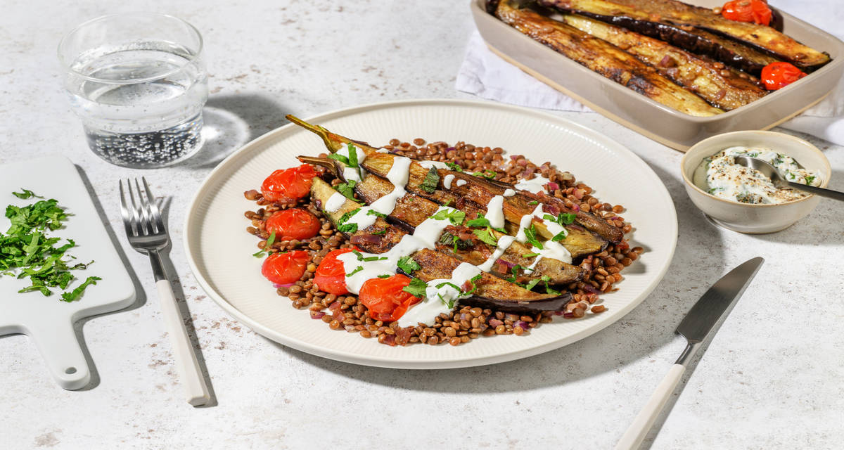 Aubergines mijotées aux épices & lentilles avec une sauce yaourt mentholée & des tomates