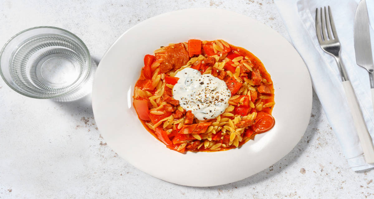 One pot : orzo & chorizo à la mexicaine avec des tomates & une crema citronnée au persil