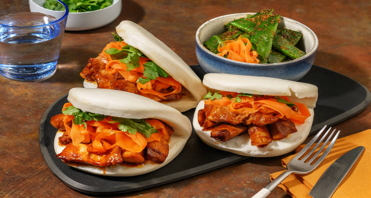Baos de cerdo marinado con zanahoria encurtida con cilantro y judías verdes salteadas