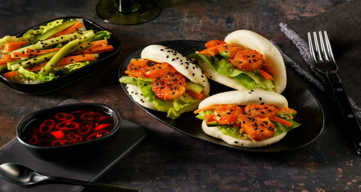 Baos de langostinos con salsa de chile dulce casera con juliana fresca de verduras y ensalada