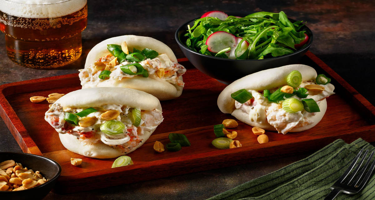 Bao Bun Ebi - panini al vapore alle mazzancolle con ravanelli croccanti, cipollotto e arachidi