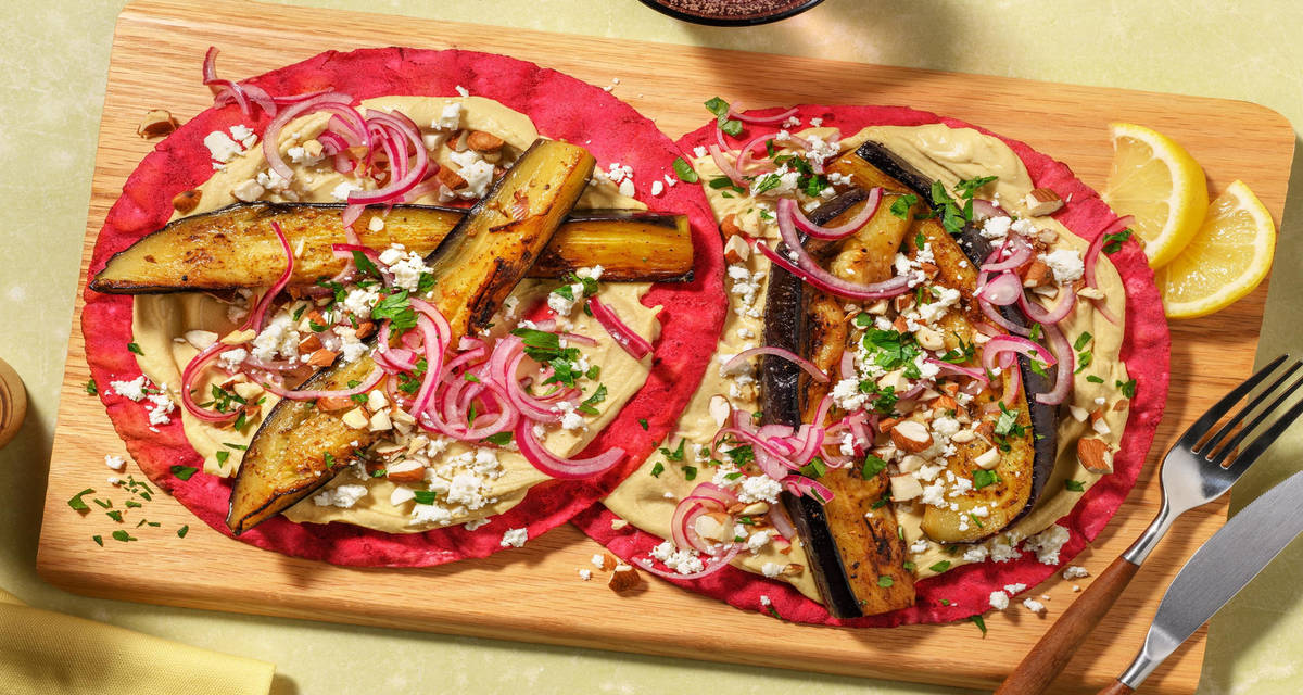 Bietenflatbread met sticky aubergine en witte kaas met zelfgemaakte hummus en gezouten amandelen