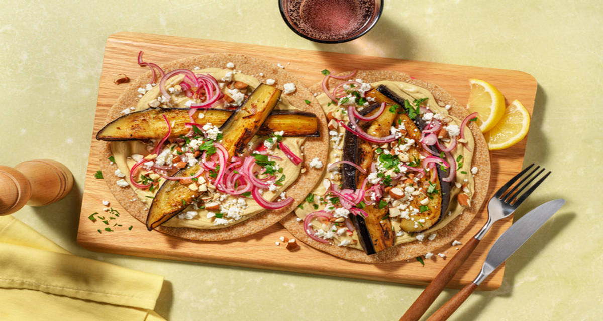 Volkoren flatbread met sticky aubergine en witte kaas met zelfgemaakte hummus en gezouten amandelen
