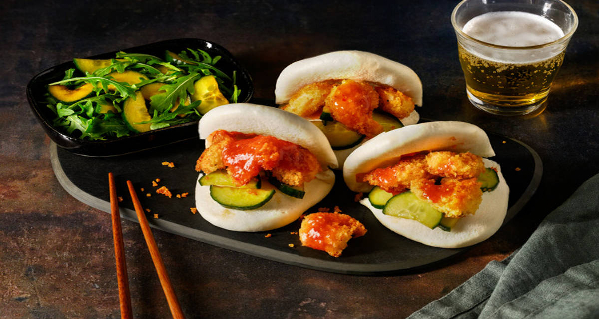 Ebi Bao: langostinos crujientes con salsa de chile dulce acompañados de ensalada de pepino con aderezo asiático