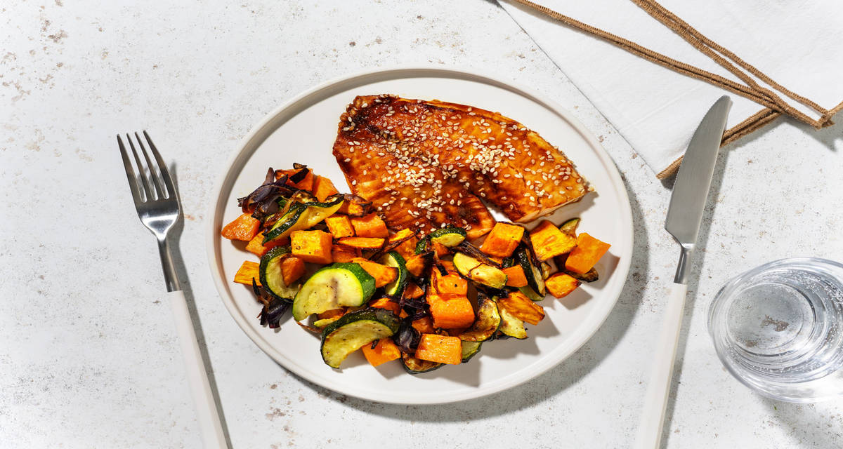 Lieu laqué au soja & sésame avec de la courgette & des patates douces rôties