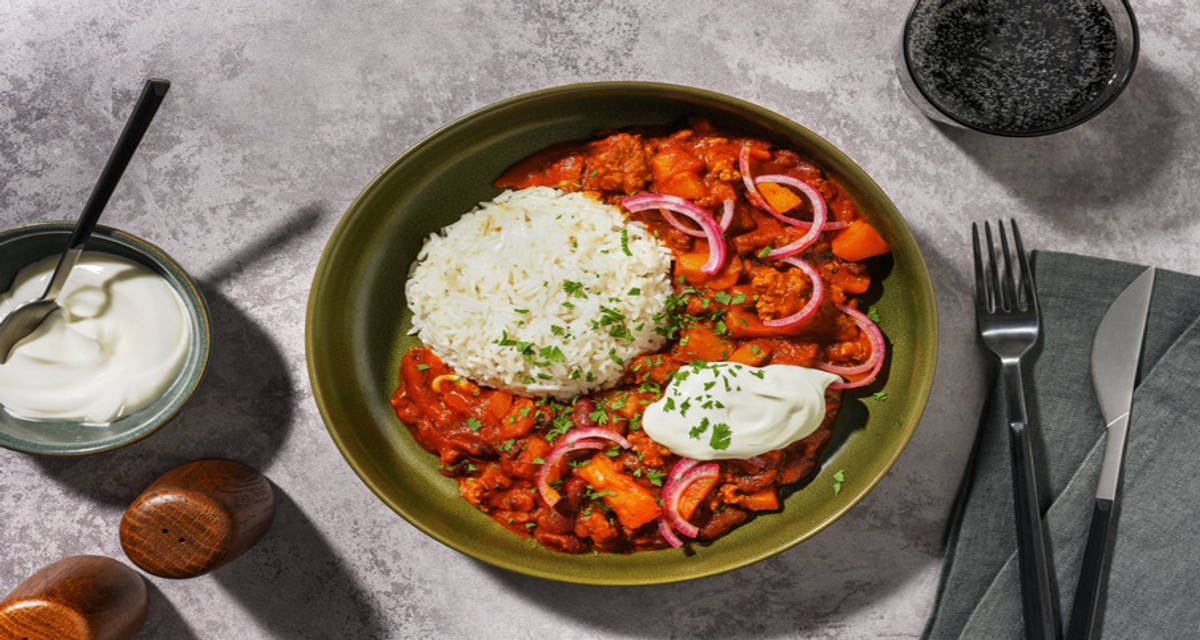 Chili con carne, potimarron & yaourt garni de pickles & coriandre