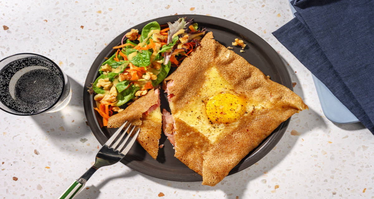 Galette bretonne complète jambon-gouda avec une salade croquante aux noix & carottes