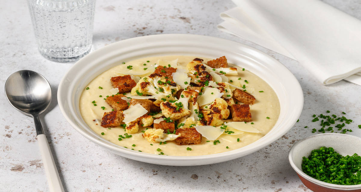 Velouté chou-fleur & grana padano AOP avec des croûtons & de la ciboulette