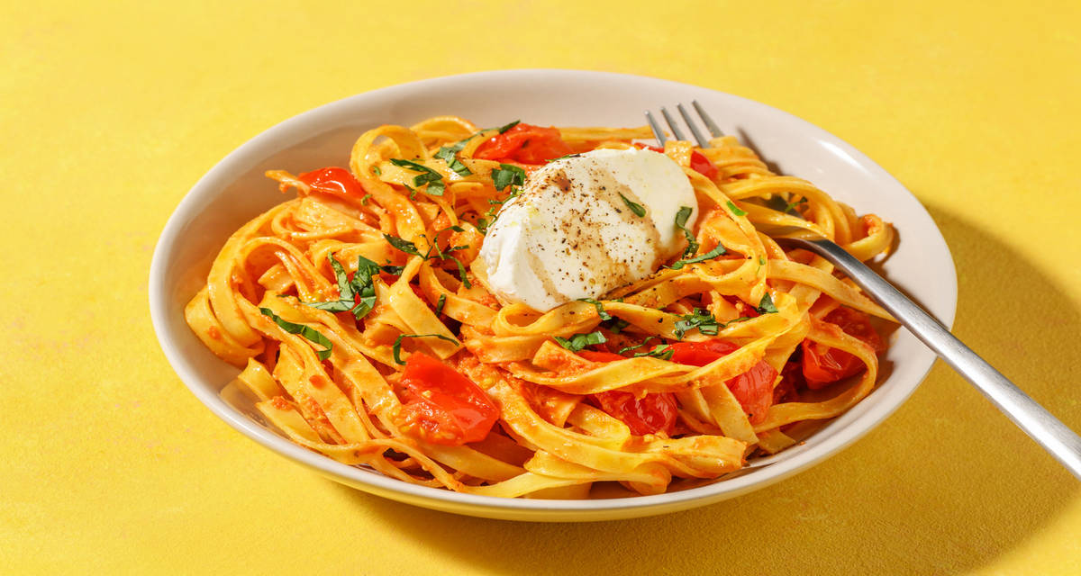 Tagliatelle minute au pesto rosso & mozza avec des tomates cerises & du basilic
