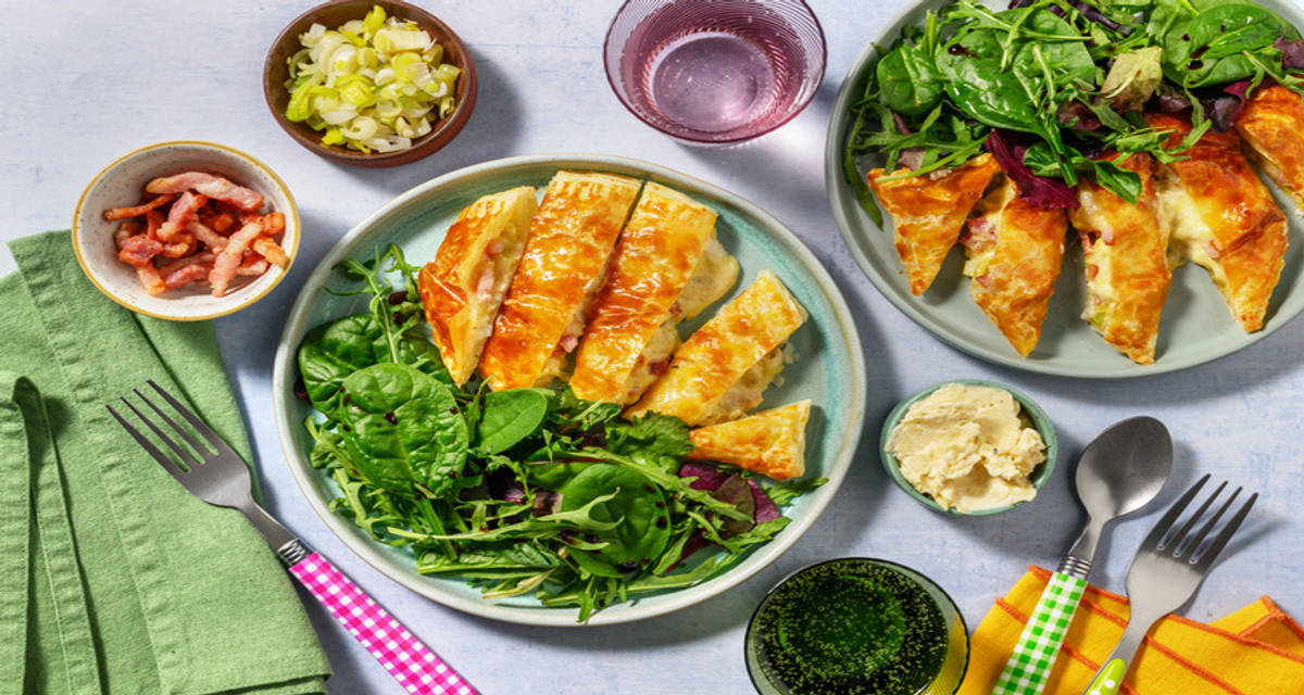 Friands lardons-emmental gourmands avec de la muscade & une salade