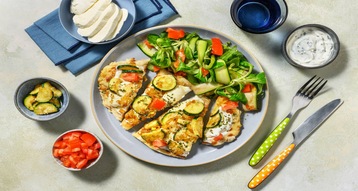 La Bianca : mozza, crème & courgette sur naan avec des épices italiennes & une salade fraîche