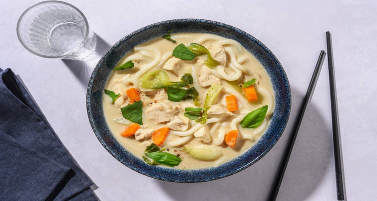Udon au poulet, pak choï & citronnelle garnies de basilic thaï & coco